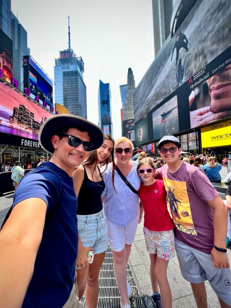 emma-peiret-a-times-sq-amb-la-familia.jpg