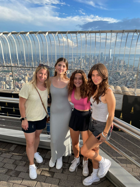 yael-taub-a-dalt-de-lempire-state-amb-la-seva-familia.jpg