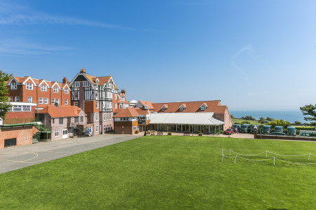 centre006eastbourne2006.jpg