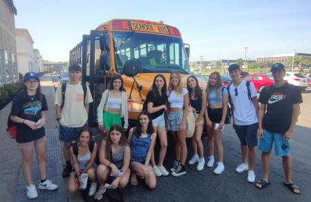 grupo-con-bus-amarillo-de-camino-a-six-flags-darien-lake.jpeg